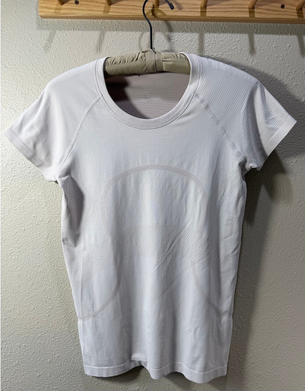 Lululemon Womens Short Sleeve Workout Casual Gym Tee Beige Size 10